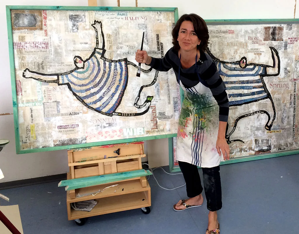 Jenne Baule-Prinz im Potsdamer Atelier vor einer großen Collage