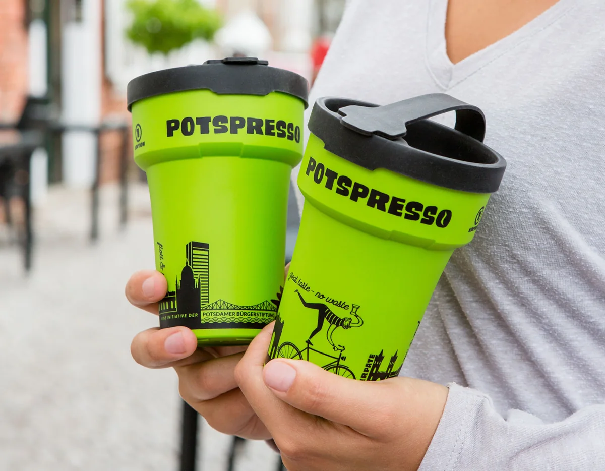 Illustration von Jenne Baule-Prinz: PotsPRESSO Pfandbecher / Foto Beate Wätzel